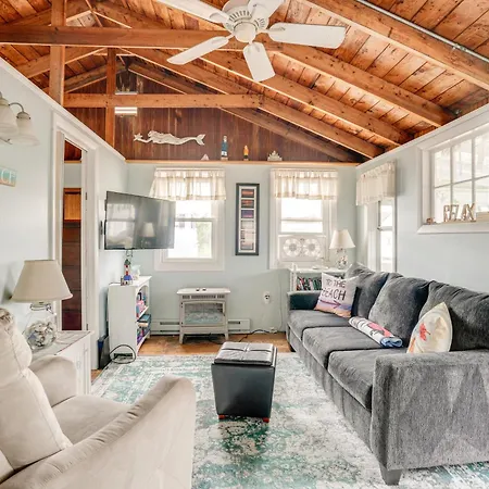 Rockport Cottage With Patio - Steps To Beach!